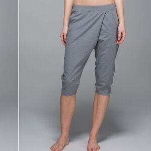 Lululemon Retreat Yogi Crop in Heathered Slate size 8